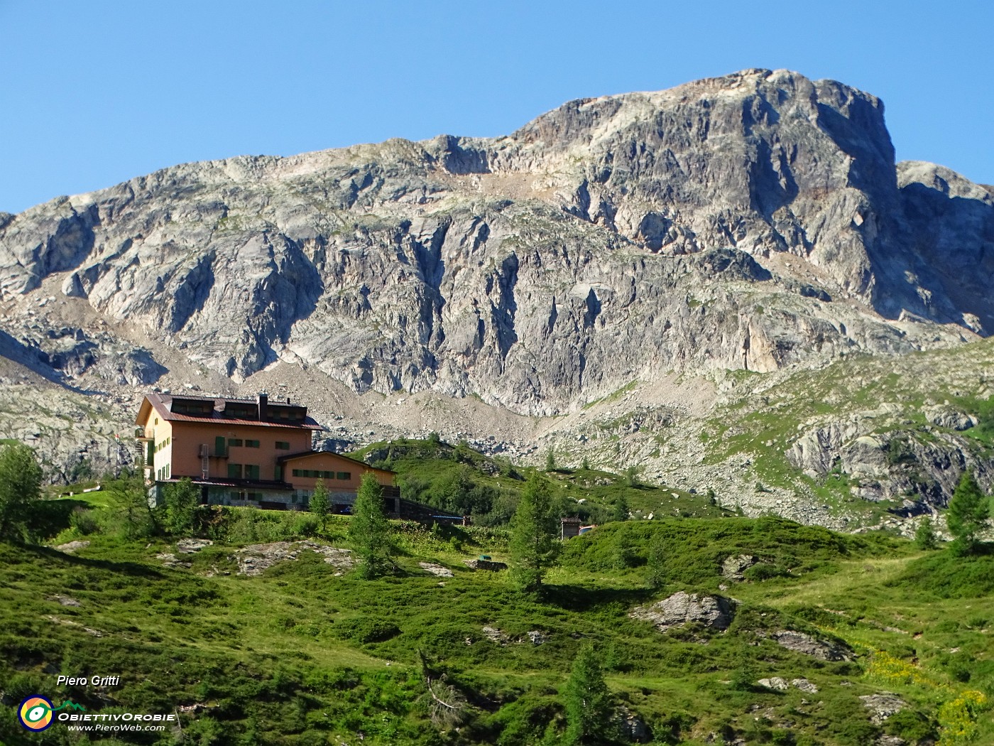 17 Dal Lago Rotondo zoom sul Rif. Calvi e il Cabianca.JPG